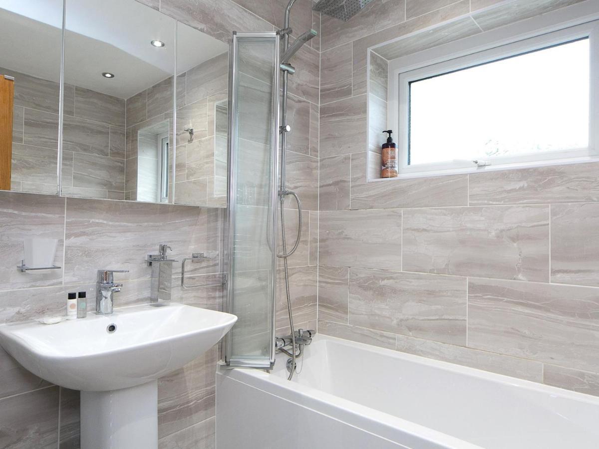 Pass The Keys Modern Coastal Home In Bull Bay Amlwch Bagian luar foto
